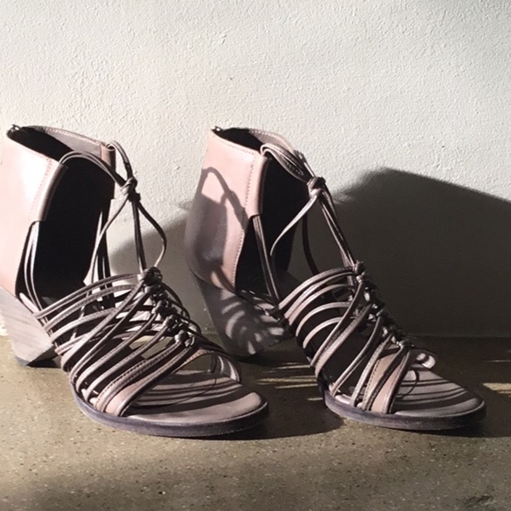 LD Tuttle Strappy shoes